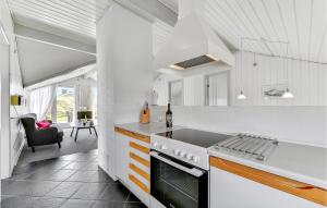 una cucina con ripiani bianchi e forno a piano cottura di Holiday Home Frans Julius Vej Ringkøbing X a Klegod Altre 18 foto