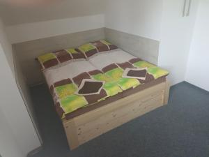 Postel nebo postele na pokoji v ubytování Penzion Dvorek