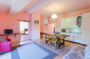 uma cozinha e sala de estar com mesa e cadeiras em La Vallata appartamento in collina em Faenza
