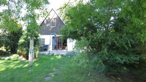een klein huis midden in een tuin bij Haus am Wiek in Krummin