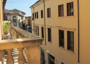 vista dal balcone di un edificio di Casa Fracasso a Verona