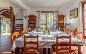 Εστιατόριο ή άλλο μέρος για φαγητό στο Lovely Home In Mijas With Wifi