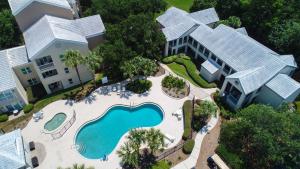 eine Draufsicht auf ein Gebäude mit einem Swimmingpool in der Unterkunft Bluegreen's Bayside Resort and Spa in Panama City Beach