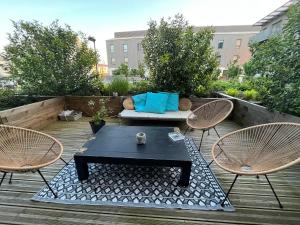 a patio with a black table and two chairs at Appartement de DJ à Chanteloup-en-brie in Chanteloup-en-Brie