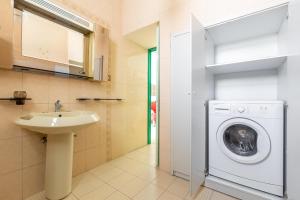 a bathroom with a washing machine and a sink at Casa Tonio by BarbarHouse in Taviano