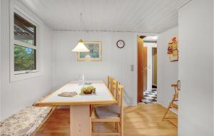 Fotografie z fotogalerie ubytování Cozy Home In Vinderup With Kitchen v destinaci Vinderup