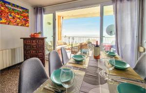 ピネダ・デ・マールにあるNice Apartment In Pineda De Marのワイングラスが置かれたテーブルのあるダイニングルーム