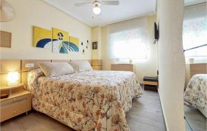 Posteľ alebo postele v izbe v ubytovaní Cozy Apartment In Cabanes With Wifi