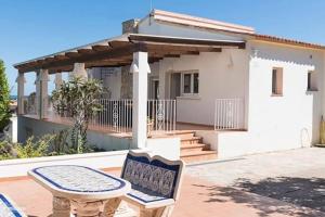een villa met een tafel en een huis bij Casa Delfin - Moraira in Moraira