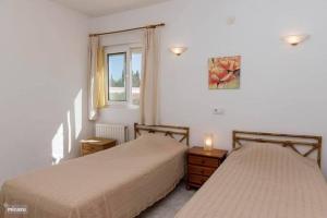 een slaapkamer met twee bedden en een raam bij Casa Delfin - Moraira in Moraira