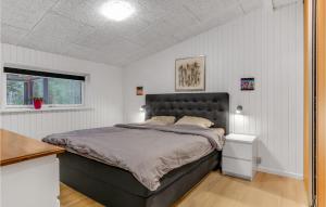 セビーにあるAwesome Home In Sæby With Wifiの白い部屋に大型ベッド1台が備わるベッドルーム1室が備わります。