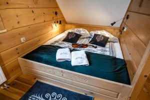 a small bed in a tiny house at HRYCÓWKA Domki z Widokiem in Grywałd