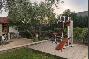 einen Fitnessraum im Hinterhof eines Hauses in der Unterkunft Holiday Home DaLeo in Zadar