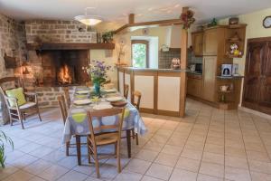 Η κουζίνα ή μικρή κουζίνα στο Gîte Gîtes de France 3 épis 6/7 pers aux Salelles