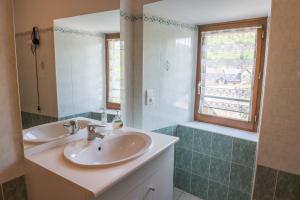 Ένα μπάνιο στο Gîte Gîtes de France 3 épis 6/7 pers aux Salelles +24 φωτογραφίες