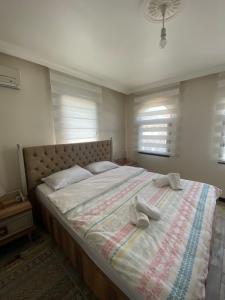 a bedroom with a large bed with towels on it at Sapanca Manzara Villa 1 Isıtma Havuzlu in Sapanca