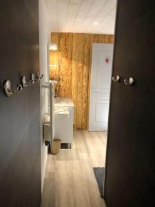 Un baño con inodoro, lavabo y puerta. en Appartement Chalet, 8 personnes - L'Oustal, en Saint-Jacques-des-Blats 27 fotos más