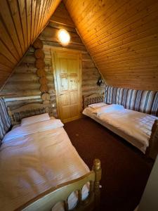 Rúm í herbergi á Ялинка