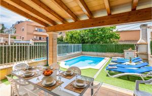 Bazén v ubytování 4 Bedroom Beautiful Home In Alcúdia nebo v jeho okolí