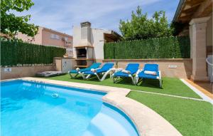Bazén v ubytování 4 Bedroom Beautiful Home In Alcúdia nebo v jeho okolí