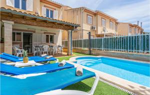 Bazén v ubytování 4 Bedroom Beautiful Home In Alcúdia nebo v jeho okolí