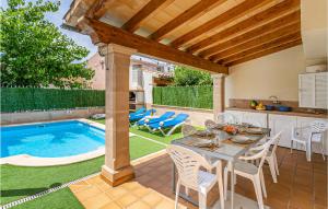 Bazén v ubytování 4 Bedroom Beautiful Home In Alcúdia nebo v jeho okolí