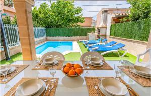 Bazén v ubytování 4 Bedroom Beautiful Home In Alcúdia nebo v jeho okolí