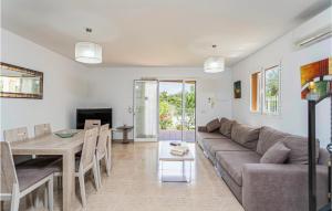 Posezení v ubytování 4 Bedroom Beautiful Home In Alcúdia