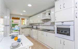 Kuchyň nebo kuchyňský kout v ubytování 4 Bedroom Beautiful Home In Alcúdia
