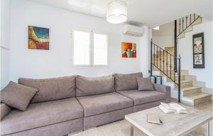 Posezení v ubytování 4 Bedroom Beautiful Home In Alcúdia