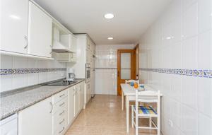 Kuchyň nebo kuchyňský kout v ubytování 4 Bedroom Beautiful Home In Alcúdia