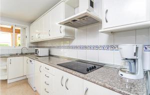 Kuchyň nebo kuchyňský kout v ubytování 4 Bedroom Beautiful Home In Alcúdia