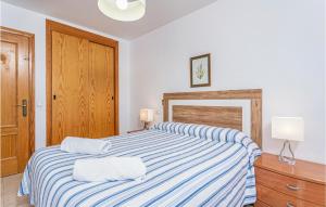 Postel nebo postele na pokoji v ubytování 4 Bedroom Beautiful Home In Alcúdia