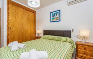 Postel nebo postele na pokoji v ubytování 4 Bedroom Beautiful Home In Alcúdia