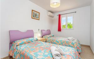 Postel nebo postele na pokoji v ubytování 4 Bedroom Beautiful Home In Alcúdia