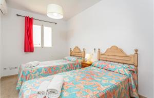 Postel nebo postele na pokoji v ubytování 4 Bedroom Beautiful Home In Alcúdia