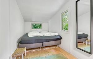 1 dormitorio con 1 cama en una habitación con espejo en Beautiful Home In Egå With Wifi, en Egå 17 fotos más