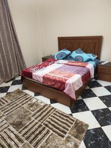 A bed or beds in a room at شقه مفروشه