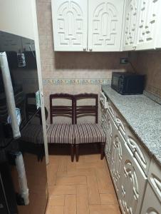A kitchen or kitchenette at شقه مفروشه
