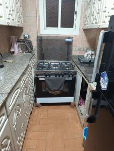 A kitchen or kitchenette at شقه مفروشه