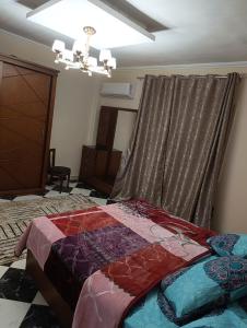 A bed or beds in a room at شقه مفروشه Még 3 kép