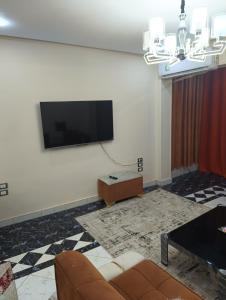 A television and/or entertainment centre at شقه مفروشه