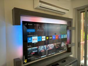 フレジュスにあるAppartement Bord de Mer Saint Aygulfの部屋の壁に掛けられた薄型テレビ