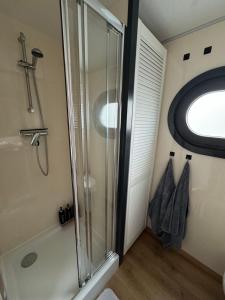 Hausboot KOMET Luxus und Natur pur max 5 Pers的一间浴室