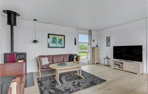 een woonkamer met een tafel en een tv bij 3 Bedroom Nice Home In Hejls in Hejls