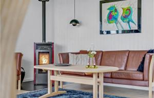 een woonkamer met een bank en een tafel bij 3 Bedroom Nice Home In Hejls in Hejls