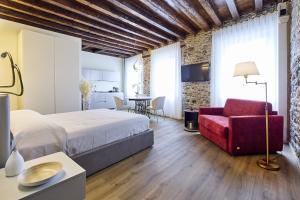 Postel nebo postele na pokoji v ubytování SARPI Apartment & Suite