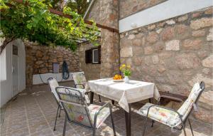 Patio alebo iná vonkajšia časť ubytovania Holiday Home Starigrad Kod Senja, Obala Cr + 23 fotografií