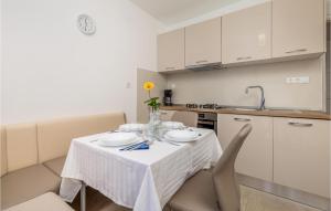 Kuchyň nebo kuchyňský kout v ubytování Holiday Home Starigrad Kod Senja, Obala Cr