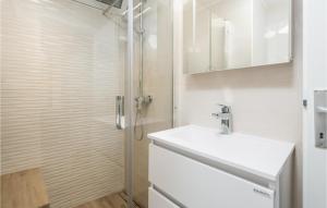 Koupelna v ubytování Holiday Home Starigrad Kod Senja, Obala Cr